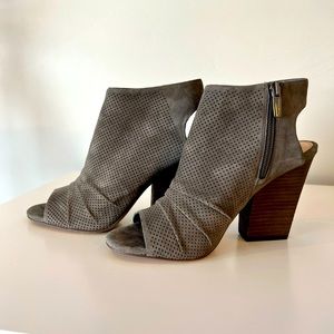 Vince Camuto suede open toe gray sandal 7.5